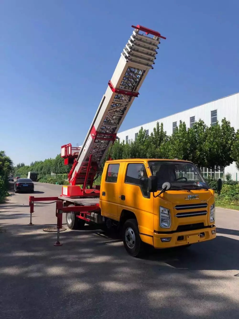 莘县附近的云梯车出租服务：轻松解决高空作业需求